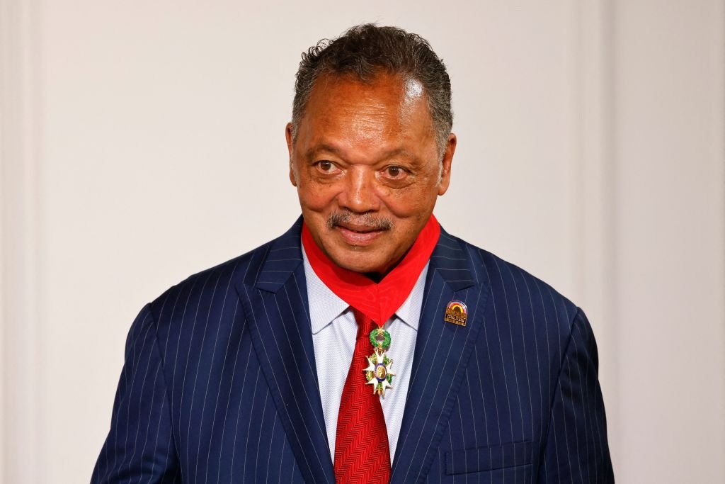 Rev. Jesse Jackson não está em aparelhos de suporte vital, apesar dos relatos, afirma a família