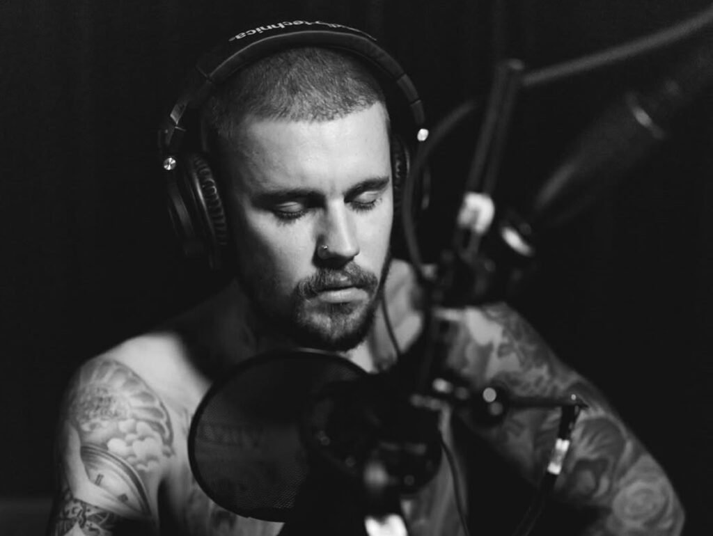 No Top 20 Global do Spotify, Justin Bieber canta seu hit natalino, "Mistletoe", em live; veja