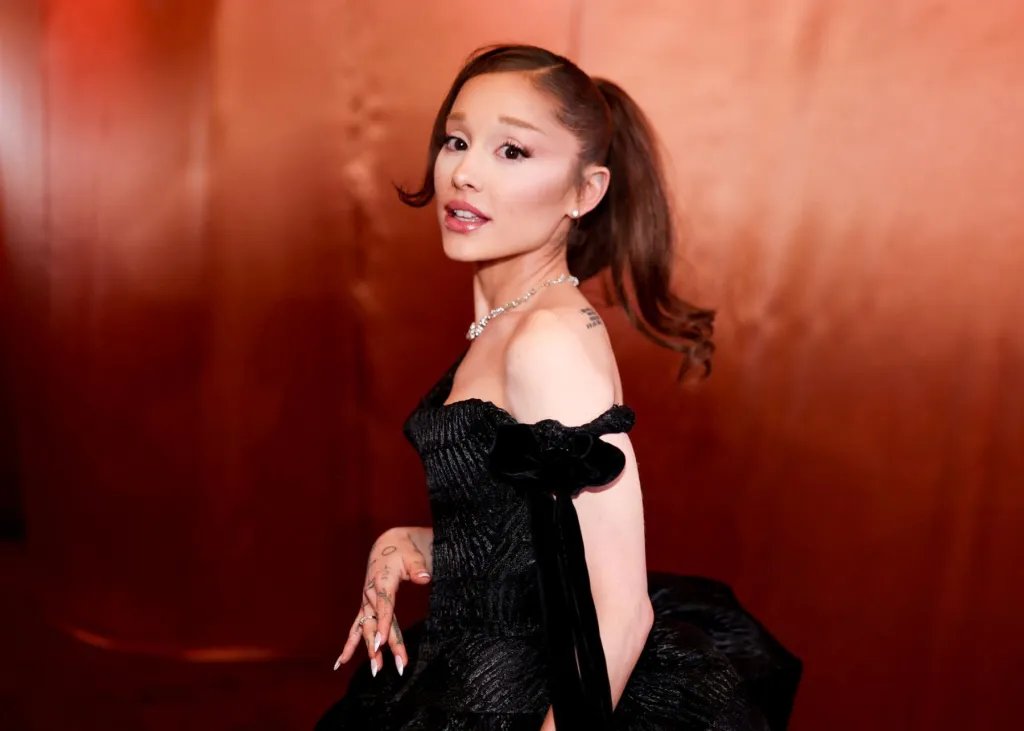 Ariana Grande reage à falha do Photoshop que lhe deu seis dedos
