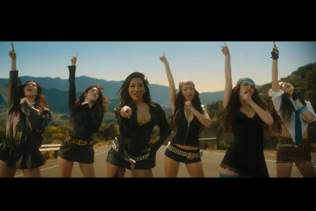 Comercial do Super Bowl de KATSEYE para State Farm tem música de sucesso do Bon Jovi