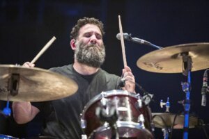 Morre baterista da orquestra de Manchester, banda confirma